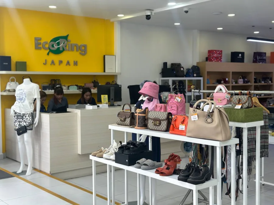 Eco Ring BKK1 checkout counter with staff and handbag display